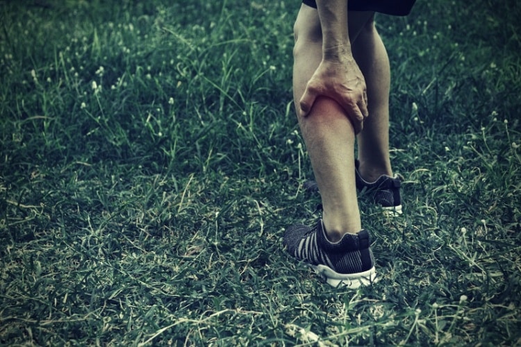A man clings to a bad leg. The pain in her leg. Health and painful
