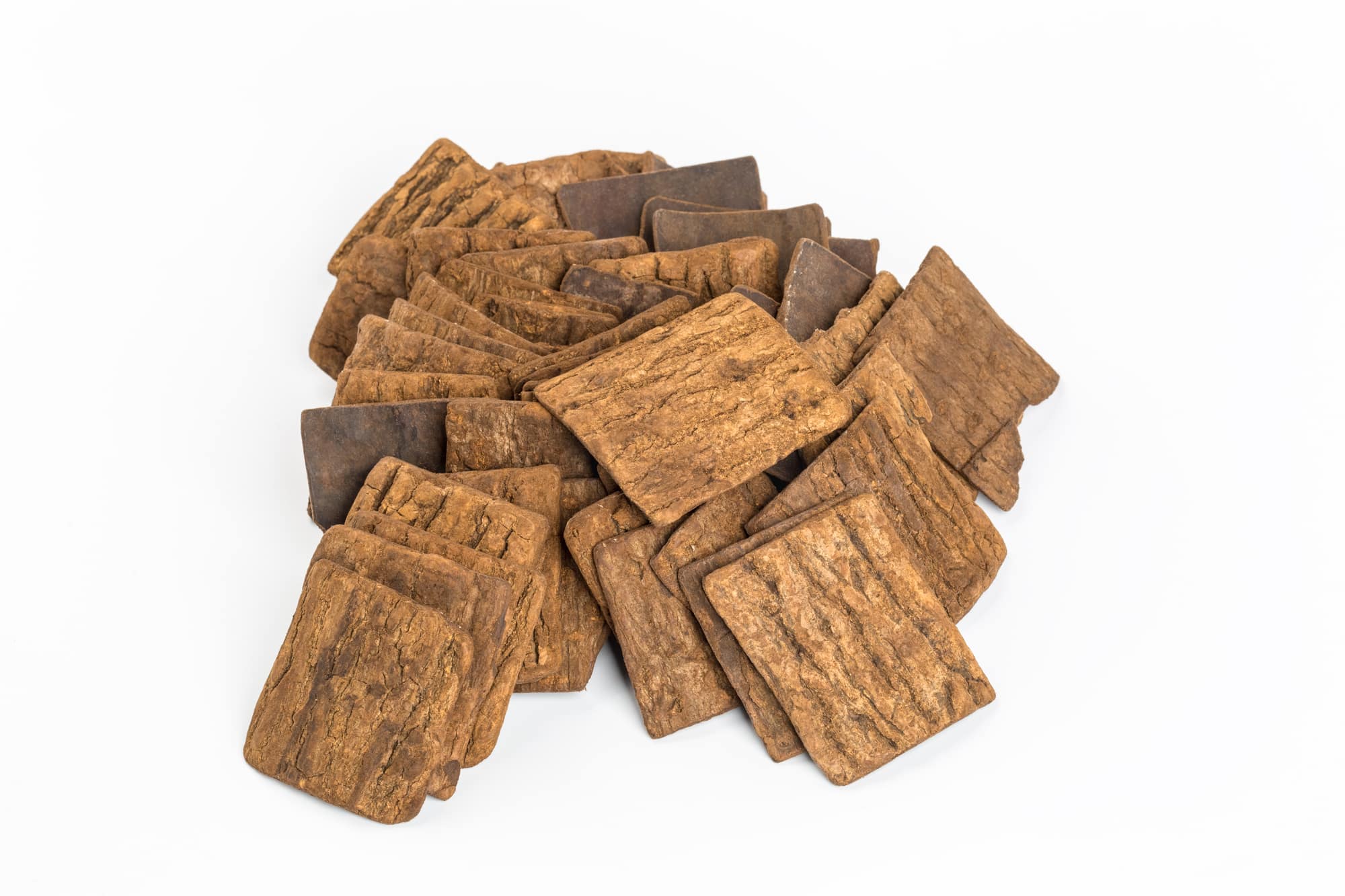 Eucommia ulmoides bark pieces — the natural source of androgenic and circulatory plant compounds traditionally known as Du Zhong