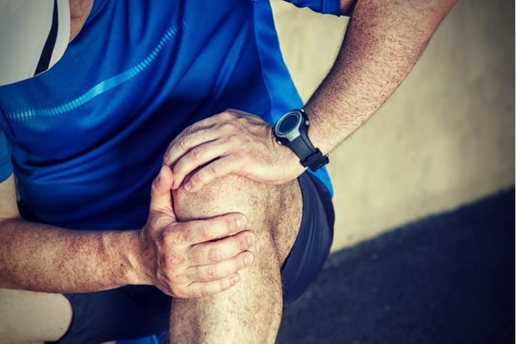 Male runner having problems in knee joint