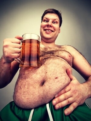 Glass of beer being poured, illustrating alcohol's effect on SHBG and testosterone